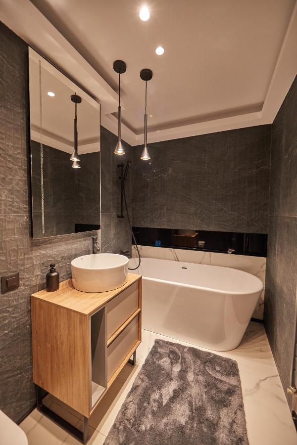 Quiboo Cosmopolit Appartement Braşov Buitenkant foto